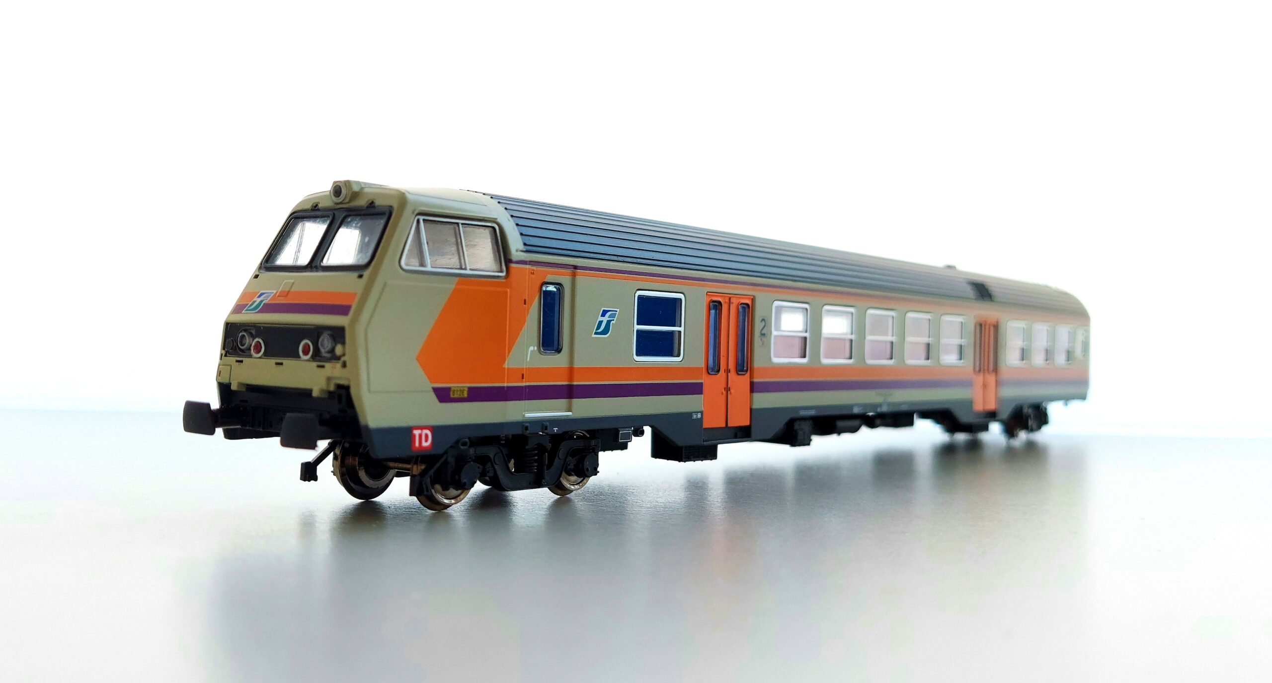 Carrozza MDVC di 2° cl H0 1:87 IV livrea origine logo FS televisore illuminata internamente Ep VITRAINS 3236 Carrozza MDVC di 2° cl H0 1:87 IV livrea origine logo FS televisore illuminata internamente Ep VITRAINS 3236