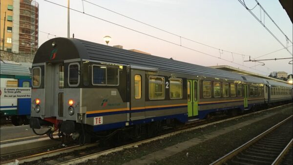 Carrozza MDVC in livrea DTR -SEMIPILOTA PASSANTE TE di 2' classe - immagine 2