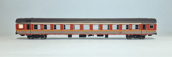 Carrozza MDVE in livrea d'origine grigio/rosso con logo inclinato - di 1' classe (nuova numerazione)