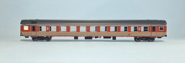 Carrozza MDVE in livrea d'origine grigio/rosso con logo inclinato - di 2' classe (2nuova numerazione)