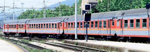 Carrozza MDVE in livrea d'origine grigio/rosso con logo XMPR - di 2' classe (nuova numerazione) - immagine 3