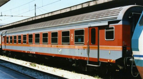 Carrozza MDVE in livrea d'origine grigio/rosso con logo XMPR - di 2' classe (nuova numerazione) - immagine 5
