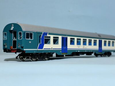 Carrozza MDVC in livrea XMPR finestrini #revamping# con logo tricolore centrale- PASSANTE di 2' classe