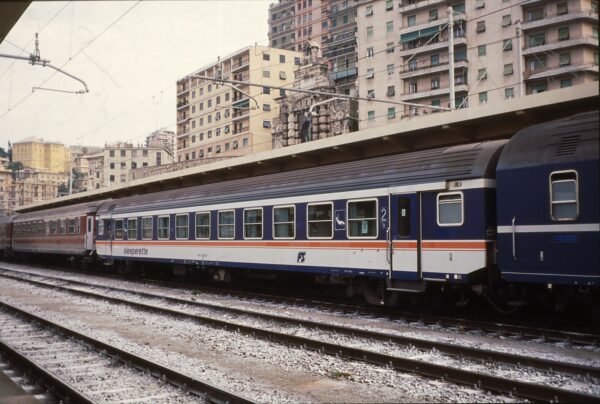 Carrozza MDVE in livrea "Sleeperette" con sedili a correre - di 2' classe - immagine 2