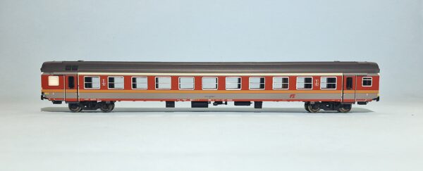 Carrozza MDVE in livrea d'origine grigio/rosso con logo inclinato - di 1' classe