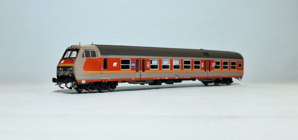 Carrozza MDVC in livrea d'origine grigio/rosso con logo inclinato- MAZINGA TE di 2' classe