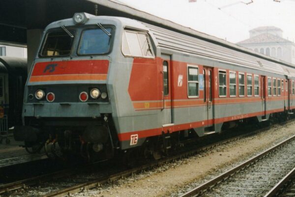 Carrozza MDVC in livrea d'origine grigio/rosso con logo inclinato- MAZINGA TE di 2' classe - immagine 2