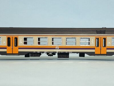 Carrozza MDVC in livrea d'origine con logo TV - di 2' classe