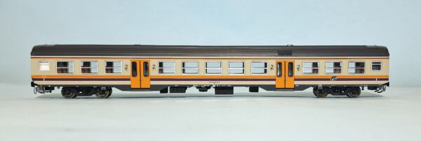 Carrozza MDVC in livrea d'origine con logo inclinato - di 2' classe