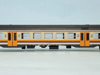 Carrozza MDVC in livrea d'origine con logo inclinato e porta intercomunicante argento- di 2' classe