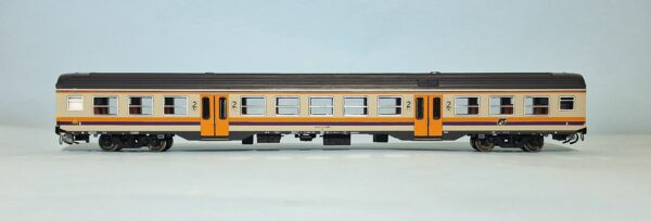 Carrozza MDVC in livrea d'origine con logo inclinato e porta intercomunicante argento- di 2' classe