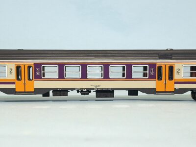 Carrozza MDVC in livrea d'origine con logo inclinato, fascia viola grande e NO fasce basse centrali - di 1'/2' classe