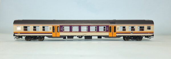 Carrozza MDVC in livrea d'origine con logo inclinato, fascia viola grande e NO fasce basse centrali - di 1'/2' classe