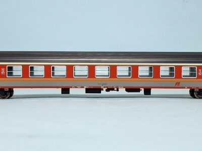 Carrozza MDVE in livrea d'origine grigio/rosso con logo inclinato - di 1' classe