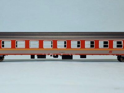 Carrozza MDVE in livrea d'origine grigio/rosso con logo inclinato - di 2' classe