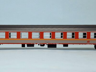 Carrozza MDVE in livrea d'origine grigio/rosso con logo inclinato - di 2' classe