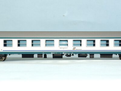 Carrozza MDVE in livrea XMPR con logo tricolore centrale- di 1' classe