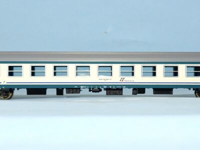 Carrozza MDVE in livrea XMPR con logo tricolore centrale- di 1' classe