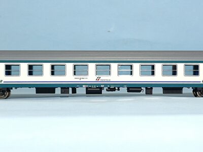 Carrozza MDVE in livrea XMPR con logo tricolore centrale- di 2' classe