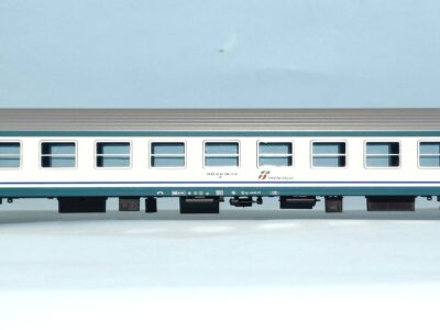Carrozza MDVE in livrea XMPR con logo tricolore centrale- di 2' classe